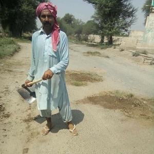 سمندری کا محنت کش ہر جمعہ کو رضا کارانہ طور پر سڑک کی مرمت کرتا ہے 